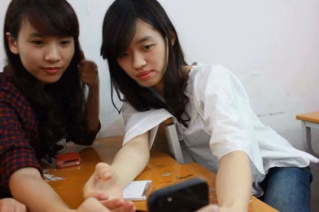 Diện mạo của Khánh Linh có sự chênh lệch lớn so với dung mạo của cô hiện tại: một người khá bình thường - một bên xinh đẹp lộng lẫy. Ảnh: Tiin.