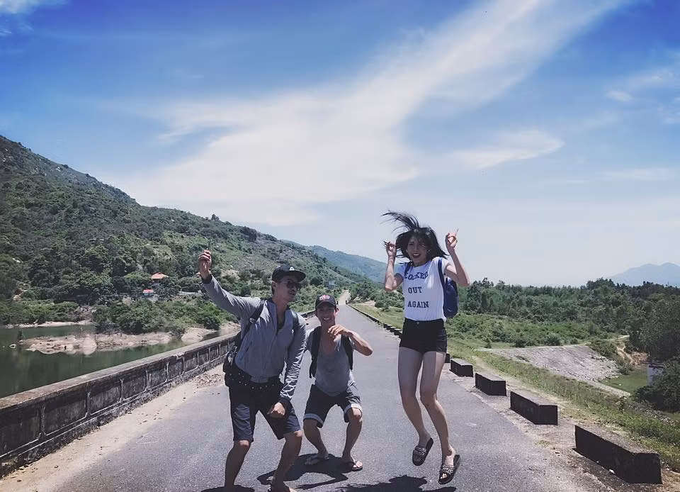 Khi rút khỏi các hoạt động của showbiz để chăm lo cho cuộc sống gia đình, nhiều người hối tiếc khi sự nghiệp của Ngọc Quyên đang trên đà đỉnh cao, thế nhưng cô gái này lại nghĩ khác. "Thế gian này đúng là có lắm điều thú vị. Tôi enjoy với mỗi giây phút của đời mình. Cuộc sống chỉ cần có vậy hết kỳ nghỉ này lại về bên ngôi nhà nhỏ. Nơi có 2 người đang đợi tôi my son and my husband", Ngọc Quyên chia sẻ. Ảnh: FB Ngọc Quyên.