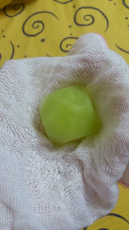 Mỗi khi sử dụng, bạn chỉ cần lấy một viên dưa chuột đông đá, bọc trong một lớp vải rồi massage khắp mặt. Bạn nên di chuyển viên đá đều khắp mặt, tập trung vào vùng chữ T và bên dưới bọng mắt. (Nguồn Adiva)