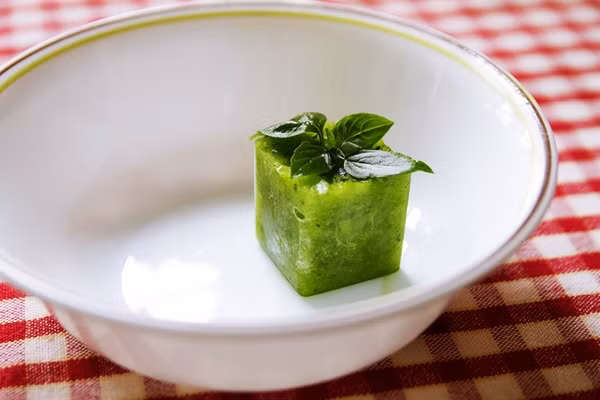 90% dưa chuột là nước. Bên cạnh đó, dưa chuột còn chứa hầu hết các thành phần vitamin và khoáng tố có trong tự nhiên. Vì vậy, sử dụng dưa chuột để làm săn chắc da mặt chắc chắn sẽ mang lại hiệu quả đáng kinh ngạc. (Nguồn Cachdieutrimuntrungca)