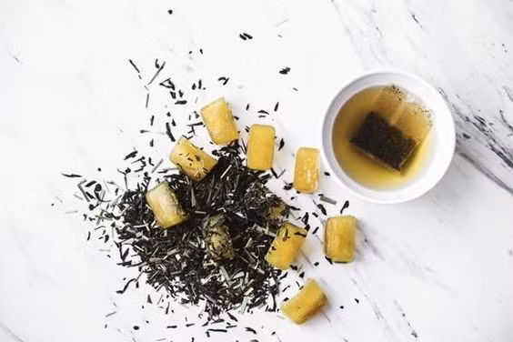 Ngoài sữa tươi, nha đam, dưa chuột, bạn cũng có thể làm đá viên từ trà để massage mặt. Tất cả việc bạn cần làm chỉ là pha trà với nước sôi và để trà nở sau 15 – 20 phút. Dùng nước trà này cho vào khay đá và để đông ròi sử dụng. (Nguồn Pinimg)