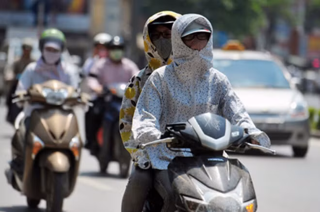 Món đồ áo chống nắng ngày hè hầu như chị em nào cũng có. Nếu như trước kia chỉ có một kiểu áo che chắn khỏi ánh nắng mặt trời thì bây giờ mặt hàng áo chống nắng đa dạng và thời trang hơn. Tuy nhiên, chính vì vậy mà chị em lại loay hoay không biết nên chọn loại nào. Ảnh: Tiin.