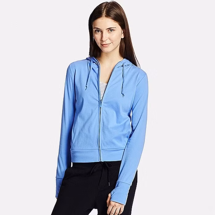 Áo chống nắng trơn Uniqlo. Vài năm trở lại đây thì dáng áo này được chị em lựa chọn nhiều hơn. Bởi nó vừa gọn gàng và về mặt thẩm mỹ thì ghi điểm hơn hẳn. Áo lại có xuất xứ từ nước Nhật, tập trung nhiều vào chất loại vải có thể ngăn được tia tử ngoại. Ảnh: Gamevn.