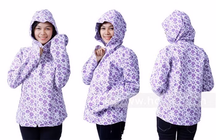 Áo chống nắng đại trà. Loại áo này đã ra đời cách đây cả chục năm. Nó có họa tiết hoa lá cành rất dễ thương, sặc sỡ đúng chất mùa hè năng động. Loại áo này có ưu điểm là dạng rộng và chất vải thô, dễ dàng trùm được cả nửa mặt mũi, tay. Ảnh: Sinhcon.