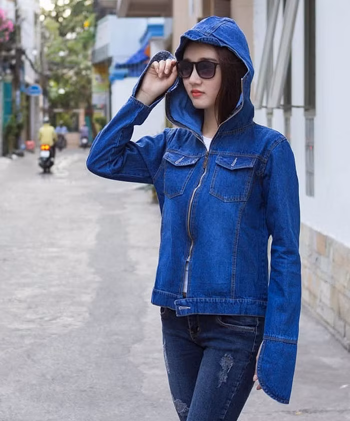 Tuy nhiên, áo chống nắng này lại được làm từ chất vải thô cứng khiến người mặc có cảm giác nặng nề, bí bách và không khí khó lọt vào. Chất liệu dày khiến chị em nghĩ rằng nó có thể chống nắng tốt nhưng thực chất cũng không ngăn được tia UV. Ảnh: Yurteh.