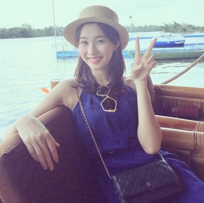 Và tất nhiên, váy maxi cổ yếm cách điệu cũng là món đồ không thể thiếu trong những chuyến du lịch biển của Thu Thảo. Ảnh: Vitalk. 