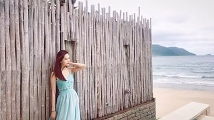 Phá cách hơn chút nữa là đầm maxi công chúa rất hợp với phong thái của một hoa hậu.