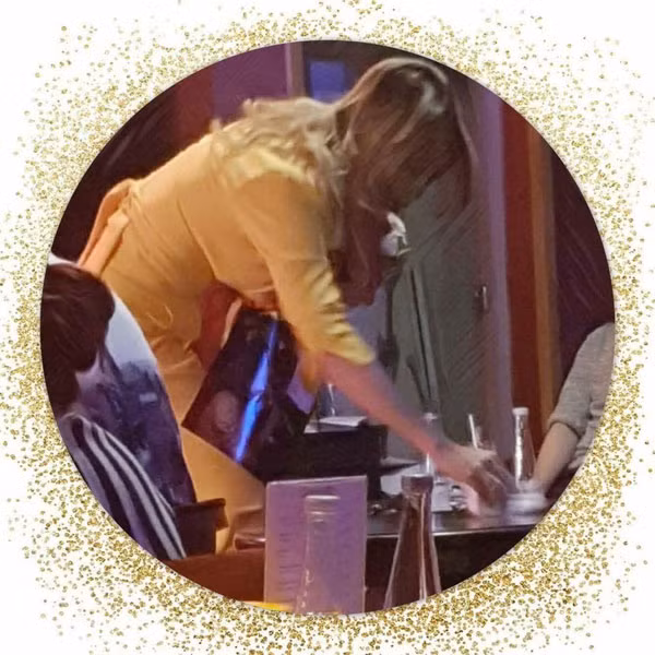 Mới đây nhất, cư dân mạng đã truyền tay nhau chia sẻ của một khán giả khi xem cô biểu diễn ở phòng trà và tận mắt chứng kiến hành động đẹp của Mỹ Tâm đối với người lớn tuổi. Ảnh: Kul.