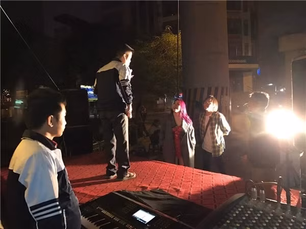 Trong đêm Giáng sinh tại Hà Nội, khi xe của nữ Mỹ Tâm chạy ngang qua sân khấu của người khiếm thị, cô đã quyết định dựng xe để xuống ủng hộ các bạn trẻ. Ban đầu cô chỉ đứng dưới để nghe hát nhưng rồi sau đó Mỹ Tâm đã lên sân khấu song ca cùng chàng trai khiếm thị. Ảnh: Langsao.