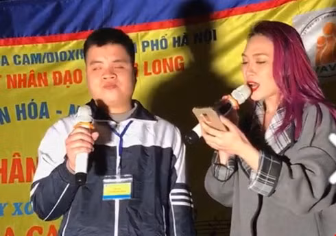 Hành động bất ngờ của nữ ca sĩ đã thu hút nhiều người dân đến với sân khấu ngoài trời và gây hiệu ứng mạnh mẽ trong cộng đồng mạng. Các nghệ sĩ Việt đều đăng đàn và dành những lời tốt đẹp cho nữ ca sĩ "Tóc nâu môi trầm" Ảnh: Showbiz8.