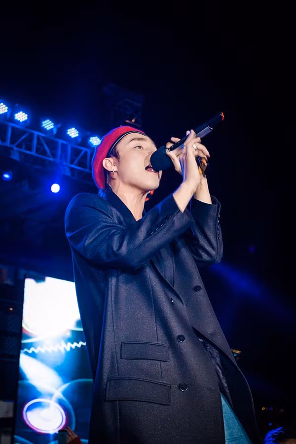 Những món đồ tưởng như không thể mặc chung với nhau là áo jacket, quần thụng, giày cao, nam ca sĩ đã tạo nên một bộ trang phục "có một không hai". Dạo gần đây anh chàng lại còn trưng dụng kiểu thời trang như thời trang của ông ngoại. Ảnh: Langsao.