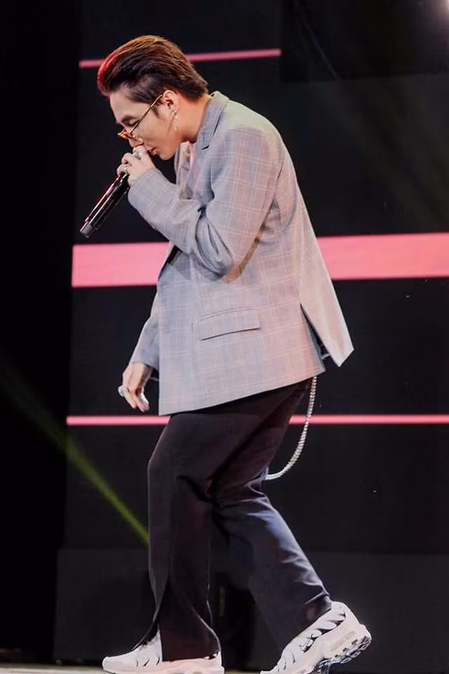 Ngày 16/6 vừa qua trong đêm đại nhạc hội diễn ra tại TP.HCM, Sơn Tùng trình diễn ca khúc “Chúng ta không thuộc về nhau” một cách ấn tượng. Càng ấn tượng hơn khi anh diện style ông ngoại với quần tây ống rộng kết hợp vest rộng và giày thể thao. Ảnh: Zingnews.
