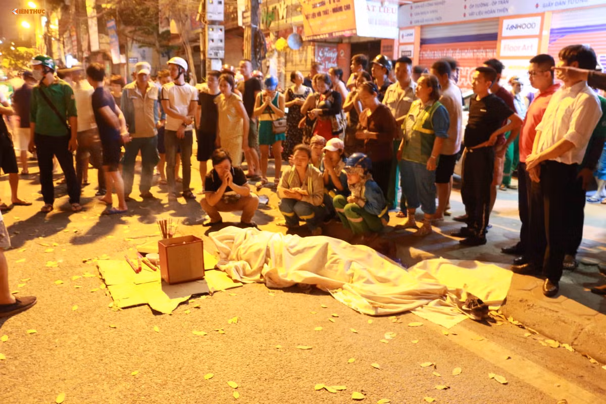 Khoi to, bat giam tai xe dam nu cong nhan moi truong tu vong o duong Lang