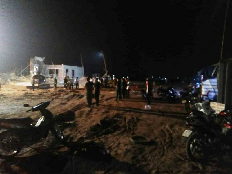 Sap gian giao dang thi cong o Nam Dinh, 8 nguoi thuong vong-Hinh-2