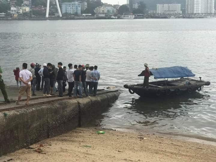 Nguoi dan ong de lai xe may, bat ngo nhay cau Bai Chay tu tu