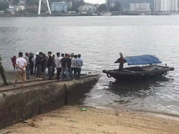 Nguoi dan ong de lai xe may, bat ngo nhay cau Bai Chay tu tu