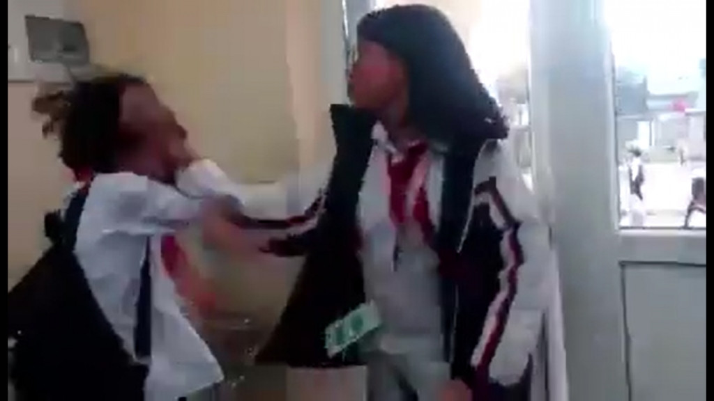 Vu clip nu sinh cap hai bi danh o QN: Tam dinh chi hieu truong va giao vien chu nhiem-Hinh-2