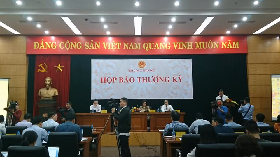 Danh tinh 3 can bo Cong thuong bi ky luat vu xe bien xanh don nguoi nha Bo truong