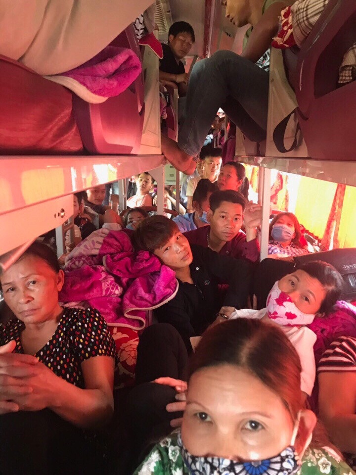 Tu loi than cua “thuong de”, lien tiep phat xe khach nhoi nhet qua nguoi quy dinh