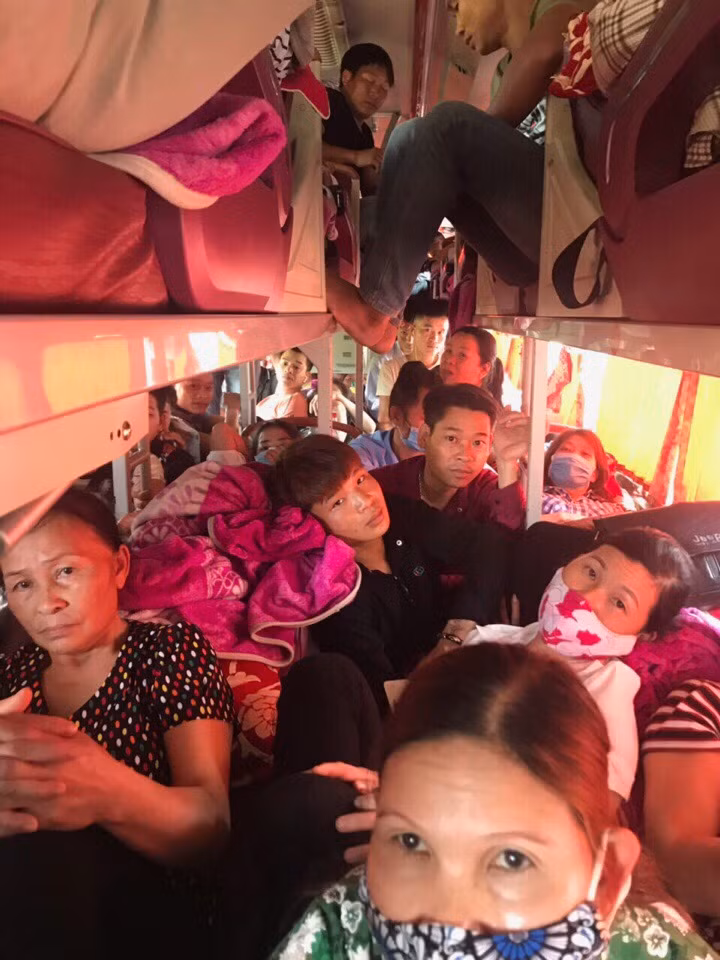 Tu loi than cua “thuong de”, lien tiep phat xe khach nhoi nhet qua nguoi quy dinh