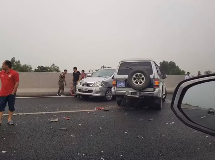 Va cham tren cao toc Ha Noi - Hai Phong, xe bien xanh hu hong nang