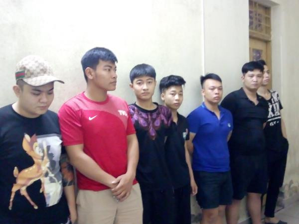 Hinh su no sung, bat nhom doi tuong mang hung khi hon chien