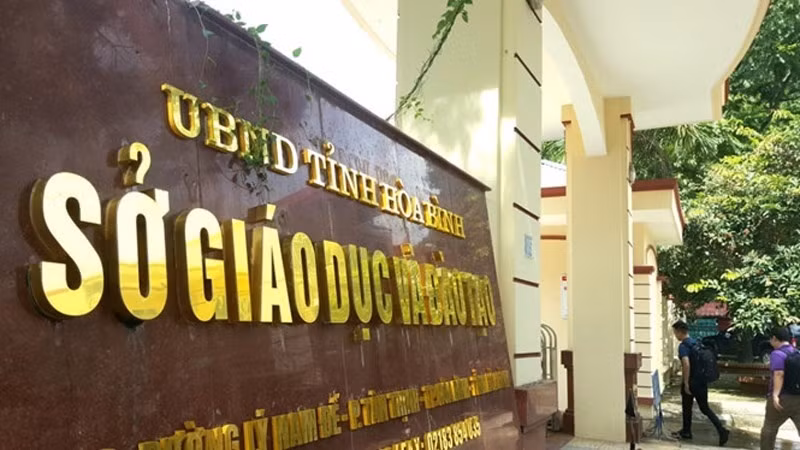 Cai ket dang cua hang tram thi sinh gian lan thi do ai trao tang?