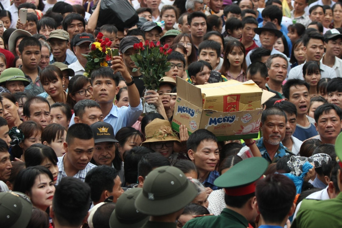 Dòng người đứng đợi để lên đền Hùng dâng hương tưởng nhớ các vua Hùng.