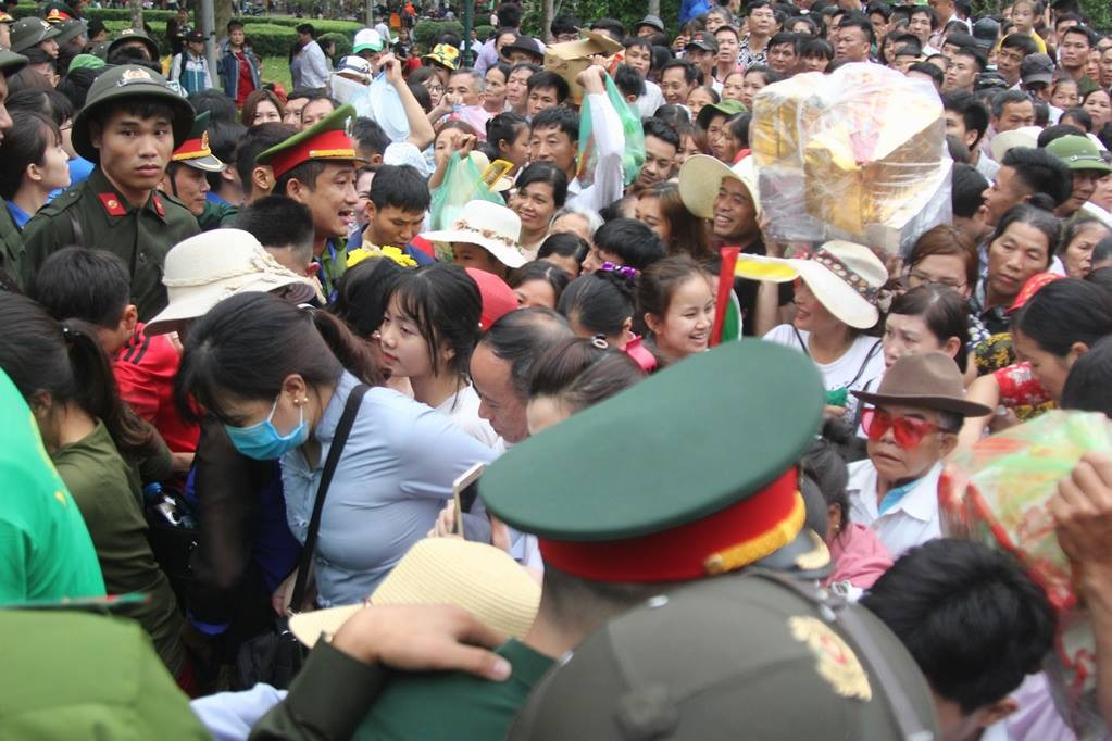 Nhưng không ngăn được dòng người đông đúc.