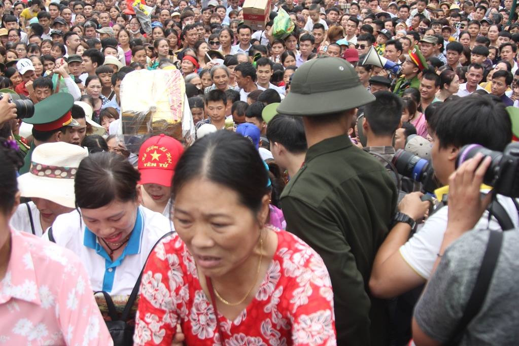 Cảnh chen lấn để lên Đền Hùng.