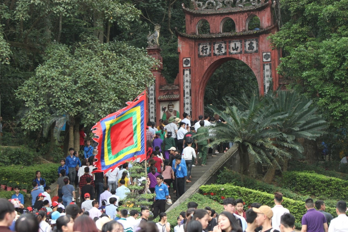 Ông Nguyễn Duy Anh - Giám đốc Khu Di tích lịch sử Đền Hùng nhận định, lượng người đổ về Khu Di tích lịch sử Đền Hùng trong ngày hôm nay là hơn 1 triệu lượt người.