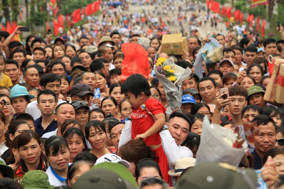 Dòng người đông như nêm cối.