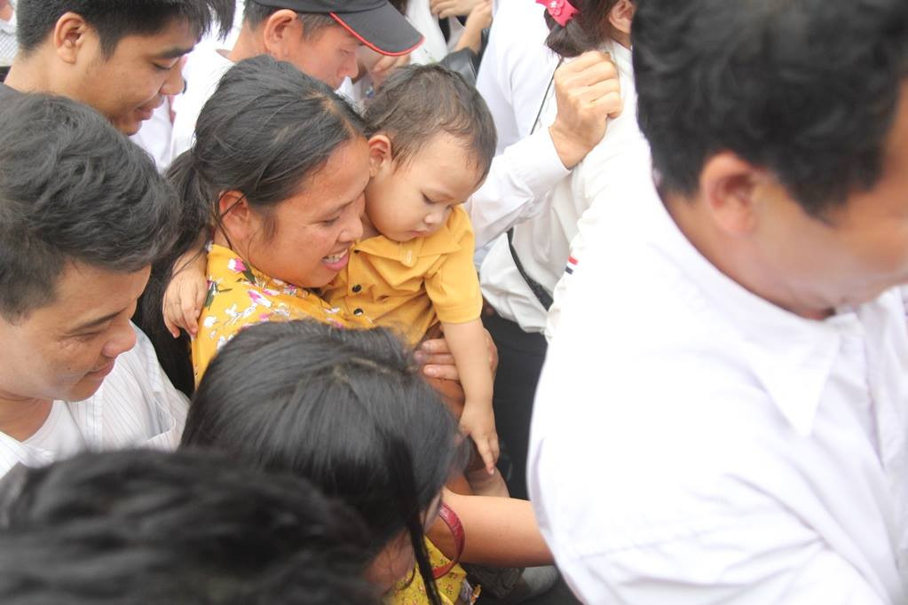 Những cháu nhỏ theo gia đình đến dâng hương.