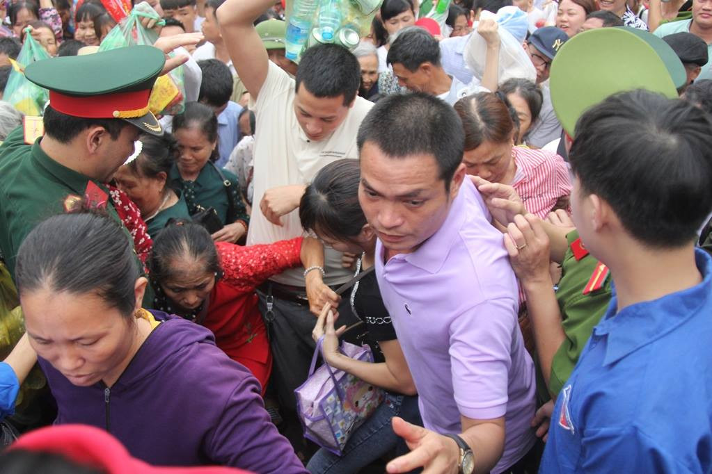 Để lên dâng hương trong ngày chính giỗ, nhiều người đã phải vất vả chen lấn do lượng người đến rất đông.