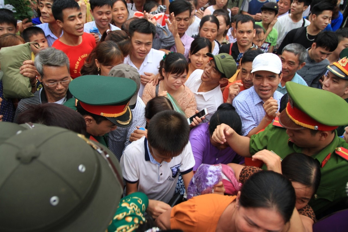 Lực lượng công an rất vất vả để đảm bảo trật tự. 