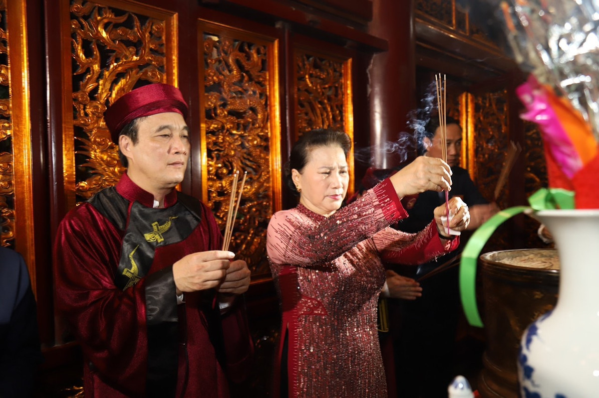 Chủ tịch Quốc hội Nguyễn Thị Kim Ngân dâng hương tưởng nhớ các Vua Hùng tại Đền Thượng.