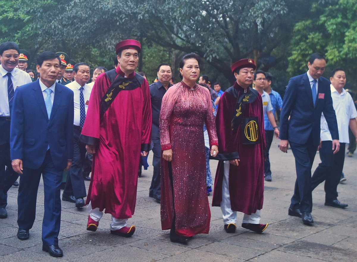 Trước đó, vào 6h sáng, trong không khí trang nghiêm, thành kính, tiếng nhạc lễ âm vang, Đoàn dâng hương, đoàn cờ phướn, đội nhạc hành lễ, đội rước kiệu lễ vật bắt đầu khởi hành từ sân Trung tâm lễ hội để lên Đền Thượng.