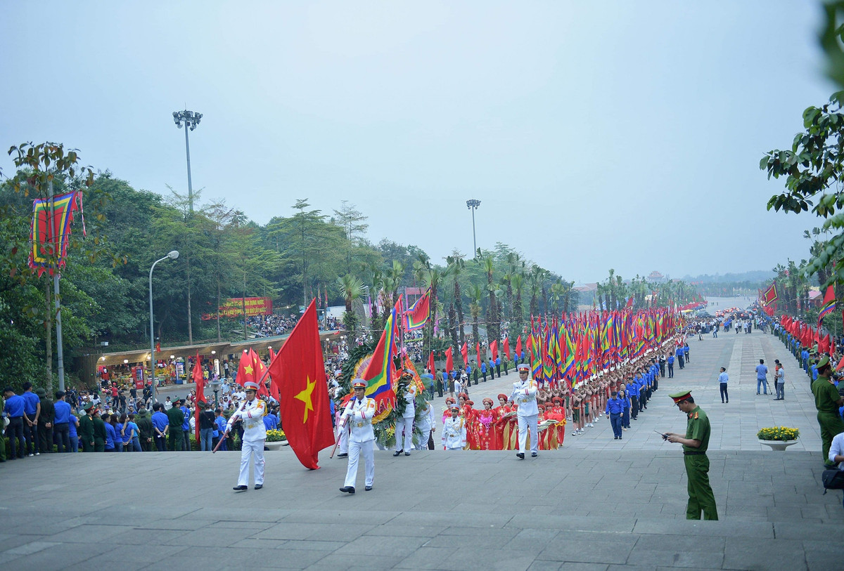 Đi đầu đoàn hành lễ là các chiến sĩ quân đội nhân dân Việt Nam rước Quốc kỳ, cờ hội và vòng hoa mang dòng chữ “Đời đời nhớ ơn các Vua Hùng đã có công dựng nước”. 