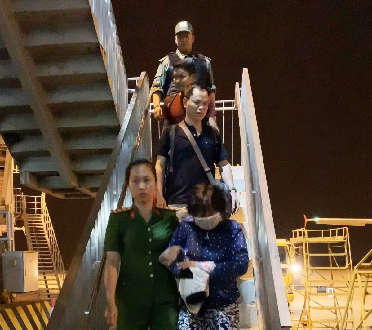 Dieu xe dac chung ra san bay ap giai toi pham ma tuy tron na