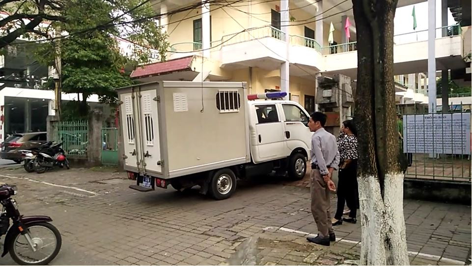 Xon xao vi bien bao truoc toa xu cuu Pho phong CS kinh te xam hai nu sinh