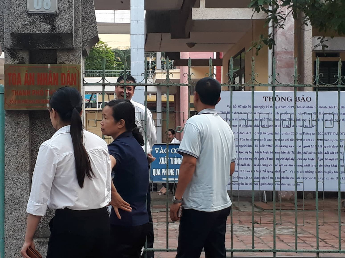 Xon xao vi bien bao truoc toa xu cuu Pho phong CS kinh te xam hai nu sinh-Hinh-5