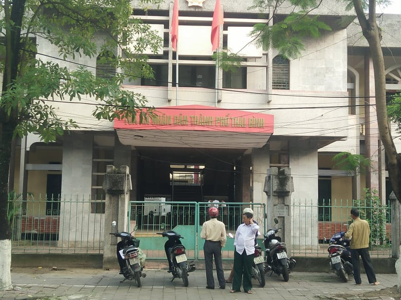 Xon xao vi bien bao truoc toa xu cuu Pho phong CS kinh te xam hai nu sinh-Hinh-2