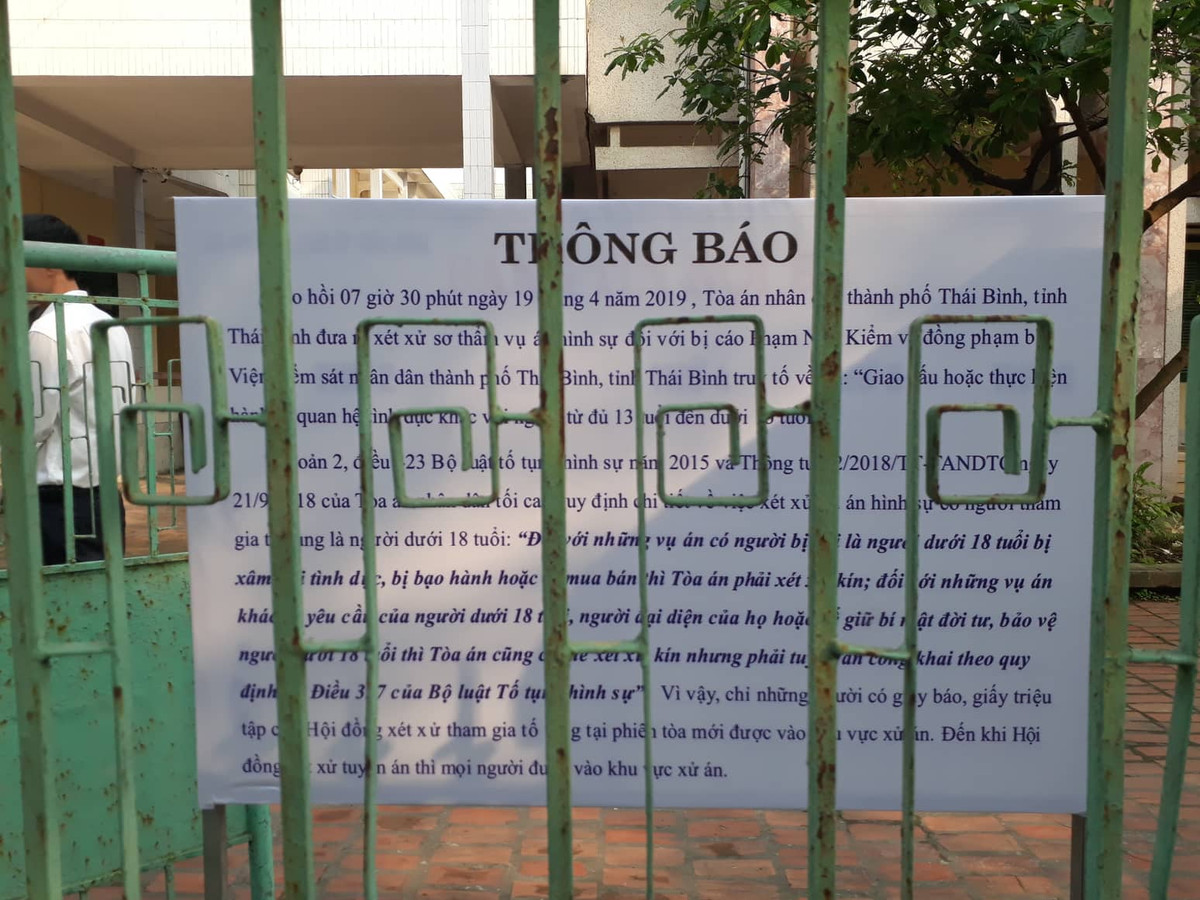 Xon xao vi bien bao truoc toa xu cuu Pho phong CS kinh te xam hai nu sinh-Hinh-3