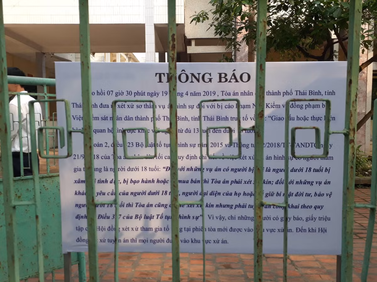 Xon xao vi bien bao truoc toa xu cuu Pho phong CS kinh te xam hai nu sinh-Hinh-3