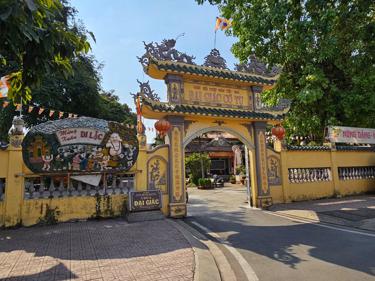 Chùa Đại Giác tọa lạc ở số 393/A2, ấp Nhị Hòa, xã Hiệp Hòa, thành phố Biên Hòa, tỉnh Đồng Nai, trong vùng đất cổ cù lao Phố. Chùa thường gọi là chùa Phật lớn (có tượng Phật A Di Đà lớn). Chùa thuộc hệ phái Bắc tông. Mặt tiền chùa hướng Tây Bắc, nhìn ra sông Đồng Nai.