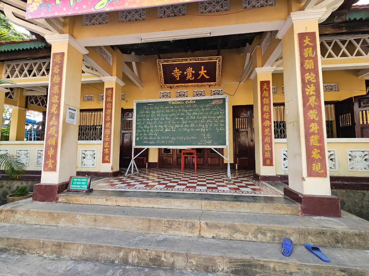 Nội thất chùa có nhiều hoành phi câu đối. Điện Phật được bài trí tôn nghiêm. Từ trên xuống, chính giữa thờ bộ Tam Tôn: đức Phật A Di Đà, Bồ tát Quan Thế Âm, Bồ tát Đại Thế Chí; tượng đức Phật Thích Ca đắc đạo và hai tượng Thích Ca trì bình khất thực đứng hai bên (kiểu tượng Phật giáo Nam Tông); tượng đức Phật Thích Ca, tượng Đản sanh, tượng Tiêu Diện, tượng hai vị Hộ Pháp; tượng Ngọc Hoàng, Nam Tào, Bắc Đẩu; tượng Thất Phật Dược Sư…