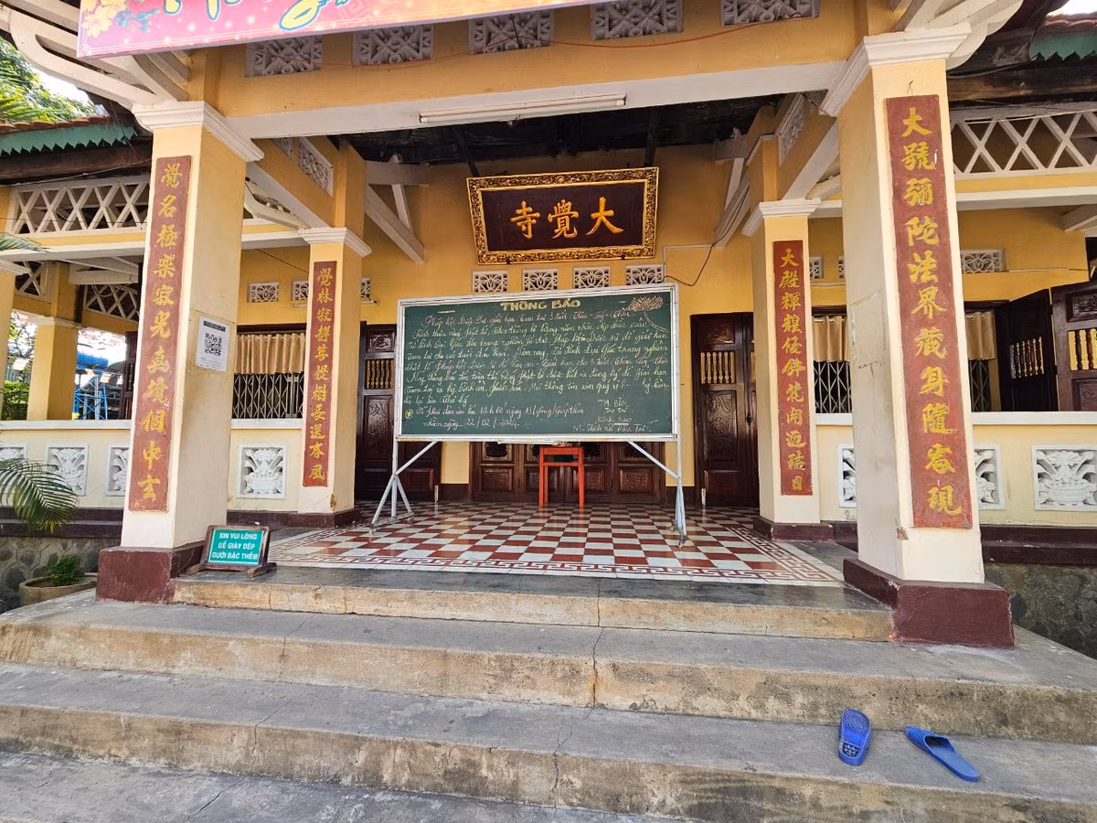 Nội thất chùa có nhiều hoành phi câu đối. Điện Phật được bài trí tôn nghiêm. Từ trên xuống, chính giữa thờ bộ Tam Tôn: đức Phật A Di Đà, Bồ tát Quan Thế Âm, Bồ tát Đại Thế Chí; tượng đức Phật Thích Ca đắc đạo và hai tượng Thích Ca trì bình khất thực đứng hai bên (kiểu tượng Phật giáo Nam Tông); tượng đức Phật Thích Ca, tượng Đản sanh, tượng Tiêu Diện, tượng hai vị Hộ Pháp; tượng Ngọc Hoàng, Nam Tào, Bắc Đẩu; tượng Thất Phật Dược Sư…