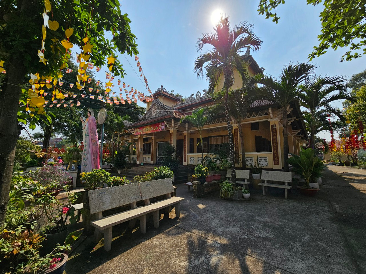 Tuy bên ngoài, mái hiên chùa thấp và có lối kiến trúc hiện đại, nhưng bên trong chùa, vẫn còn theo kiểu mẫu của các chùa xưa ở vùng Đồng Nai, với các cột tròn và cao vút, tạo không gian thoáng đãng. Chùa gồm chánh điện, nhà khách, phòng chư tăng, trai đường và nhà bếp.