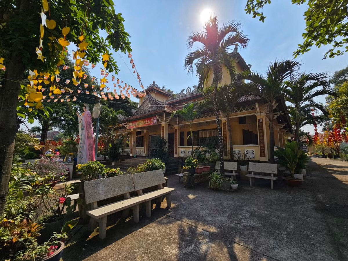 Tuy bên ngoài, mái hiên chùa thấp và có lối kiến trúc hiện đại, nhưng bên trong chùa, vẫn còn theo kiểu mẫu của các chùa xưa ở vùng Đồng Nai, với các cột tròn và cao vút, tạo không gian thoáng đãng. Chùa gồm chánh điện, nhà khách, phòng chư tăng, trai đường và nhà bếp.