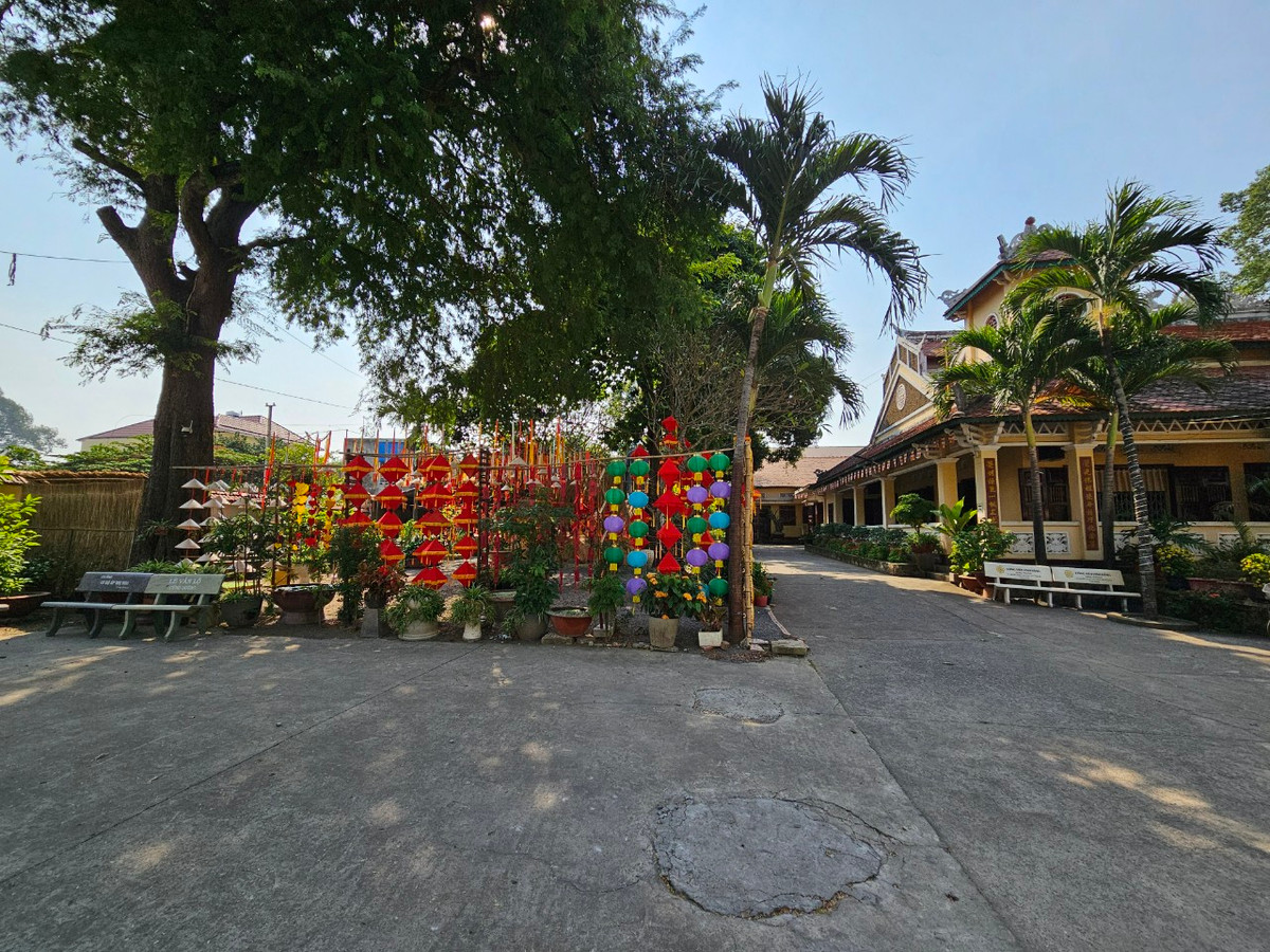 Chùa Đại Giác có diện tích khoảng 3.000 m2 với hai cổng xây bằng gạch ra vào, xung quanh có tường rào bao bọc. Sau nhiều lần trùng tu, hiện nay chùa cất theo lối chữ tam (三) với ba dãy nhà ngang nối liền nhau.